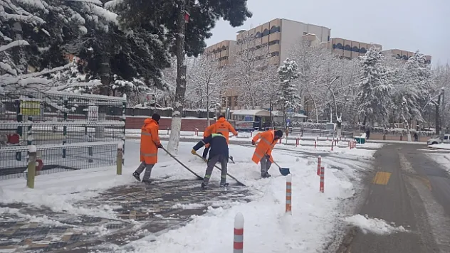Büyükşehir Belediyesinden kar mesaisi