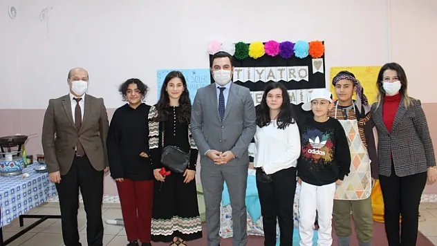 'Cuma Bey ve Peril Hanım&quot tiyatrosuna ilgi