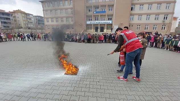 İlkokul öğrencilerine yangın tatbikatı