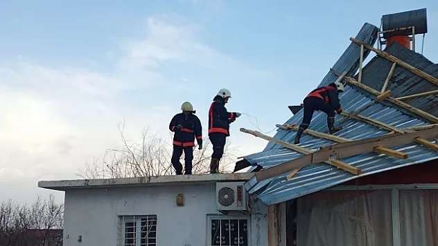 Malatya'da şiddetli fırtına çatıyı uçurdu
