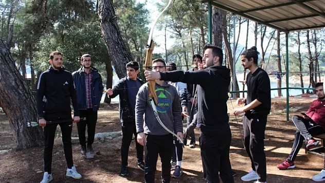 Öğrenciler doğa sporları dersi uygulamalarını kampta yaptı