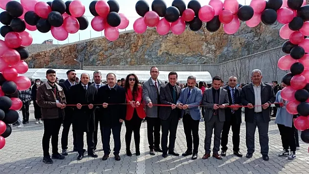 Öğrenciler projelerini bilim fuarında sergiledi