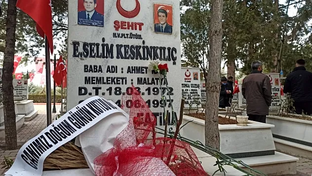 Şehitlikte duygulandıran doğum günü