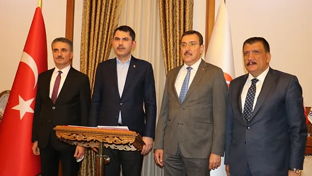 Bakan Kurum, Malatya Valiliğini ve AK Parti İl Teşkilatını ziyaret etti  