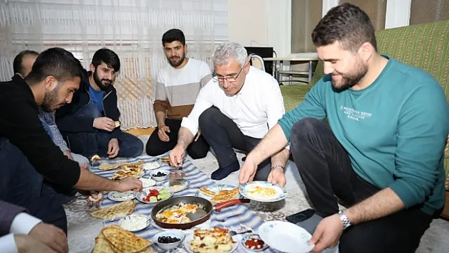 Başkan Güder, sahurda öğrenci evine misafir oldu