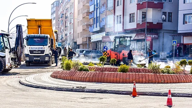 Büyükşehir yıpranmış ve bozulmuş yolları yeniliyor
