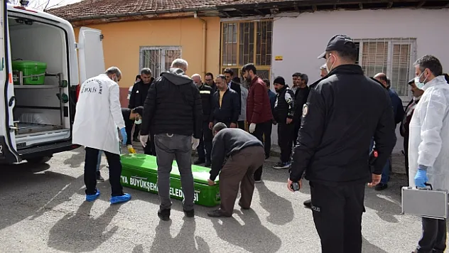 Çukurlar kazılı evde ölü bulundu!