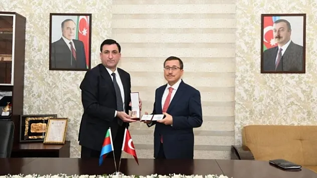 Rektör Kızılay'a Azerbaycan'dan özel devlet ödülü  