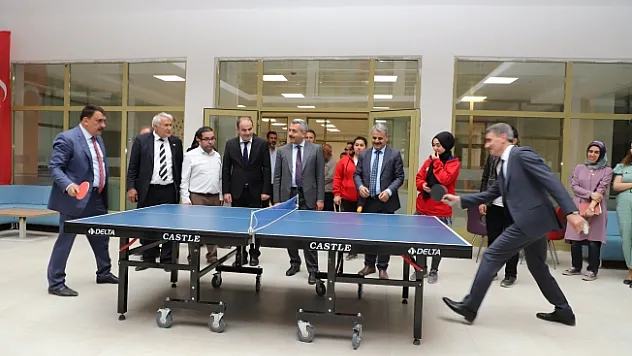 Vali ve başkan masa tenisi oynadı, bakan yardımcısı hakem oldu