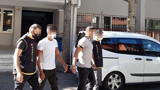 Bahşiş alamayınca apartmanların kapılarını çaldılar  