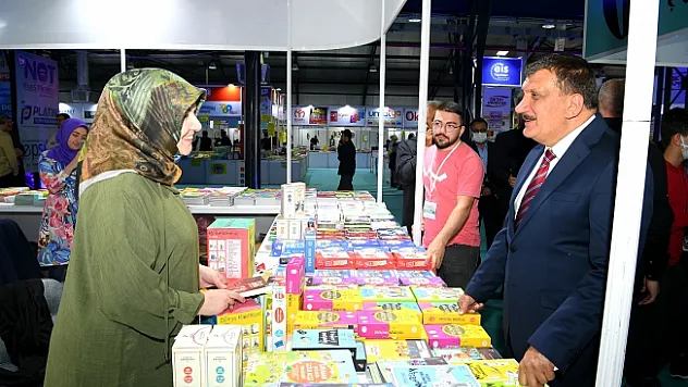 Başkan Gürkan kitap fuarını gezdi