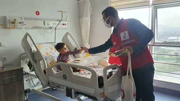 Çocukların yüzünü güldürmek için kolları sıvadılar