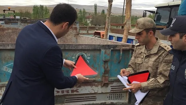 Darende'de sürücülere reflektör dağıtıldı  
