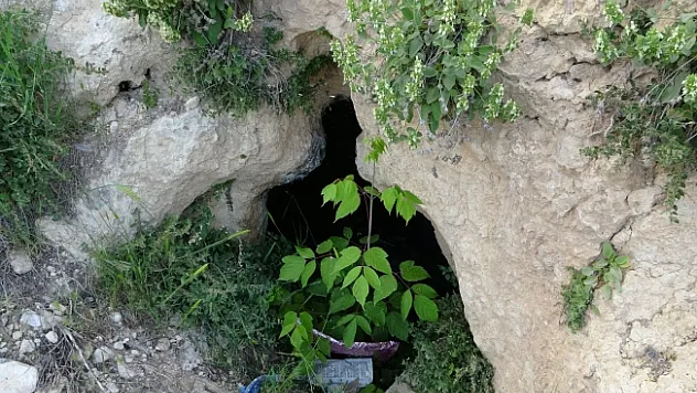 Define uğruna 2 bin yıllık kaya mezarları tahrip ettiler!