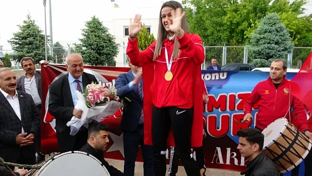 Dünya şampiyonu Hatice Akbaş'a Malatya'da coşkulu karşılama