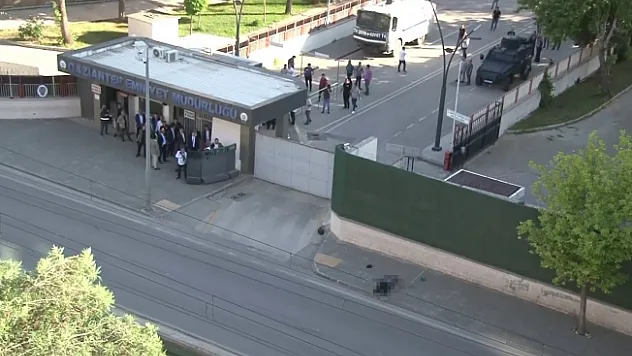 Gaziantep İl Emniyet Müdürlüğü önünde canlı bomba alarmı!