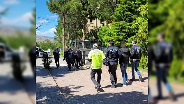 Hırsızlık yaparken yakalanan 4 zanlının üzerinde uyuşturucu çıktı