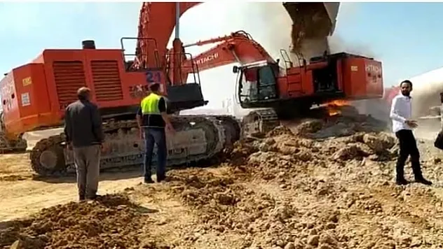 İş makinesi alev alev yandı! Yardıma kepçe operatörleri yetişti...