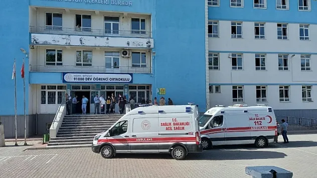 Okulda rahatsızlanan öğrenciler hastaneye kaldırıldı