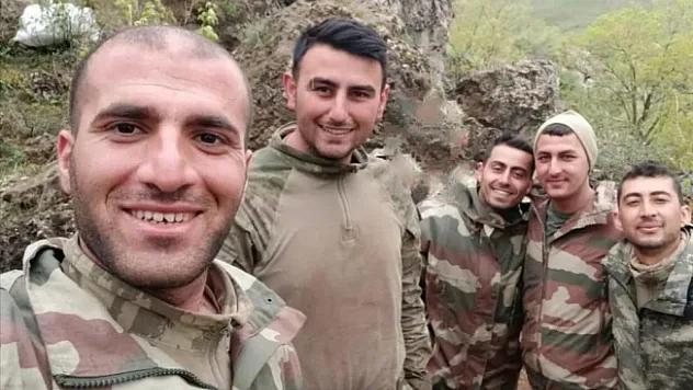 Şehit askerlerin 5'inin aynı karede yer aldığı fotoğraf yürekleri burktu