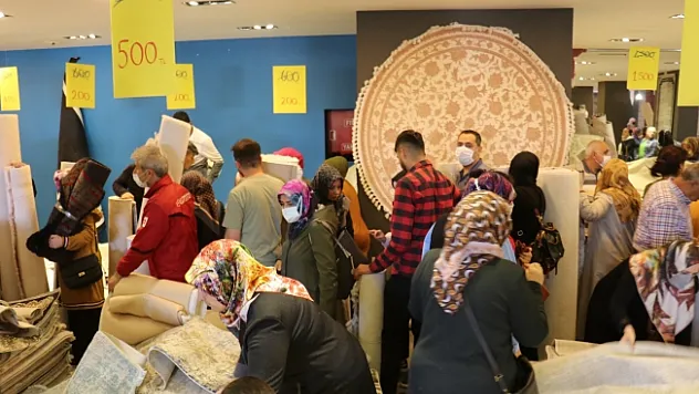 Ucuza halıyı duyanlar mağazaya koştu