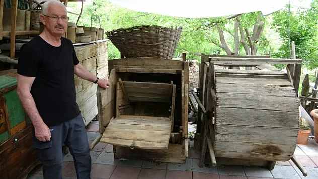 130 yıllık ahşap harman makinesine gözü gibi bakıyor