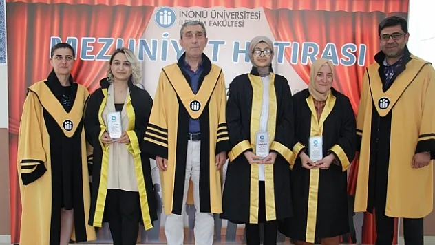 Dereceye giren iletişimcilere plaket