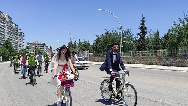 Gelinle damat nikaha bisikletle gitti