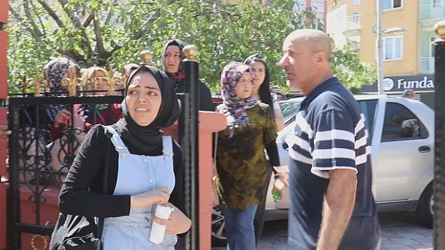İki dakika ile sınavı kaçırdı gözyaşlarına boğuldu