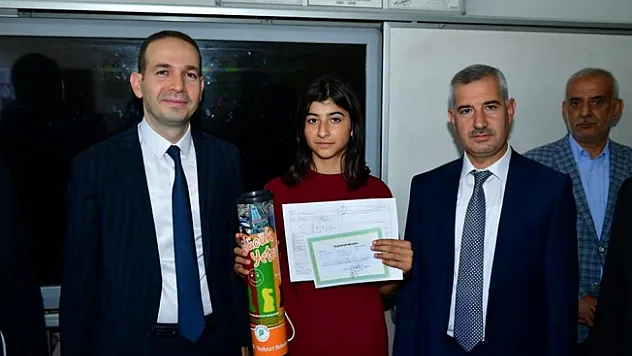 Kaymakam Uğurlu ile Çınar, öğrencilerin karne sevincine ortak oldu