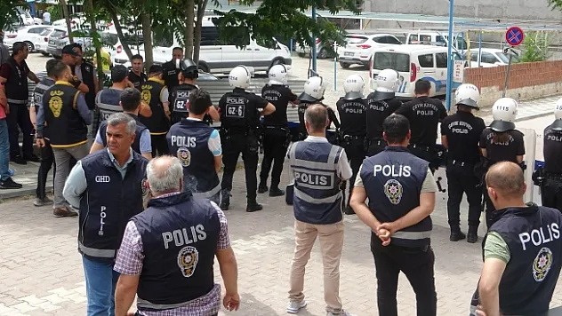 Malatya'da adliyeye sevk edilen cinayet zanlıları taş yağmuruna tutuldu