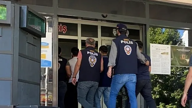 Bıçaklı yaralama ve gaspa 3 tutuklama