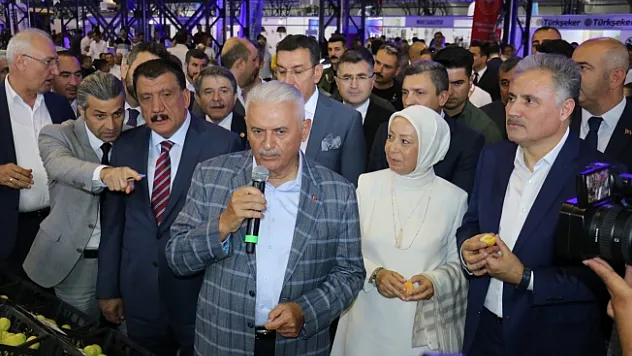 Binali Yıldırım en güzel kayısıların standını gezdi