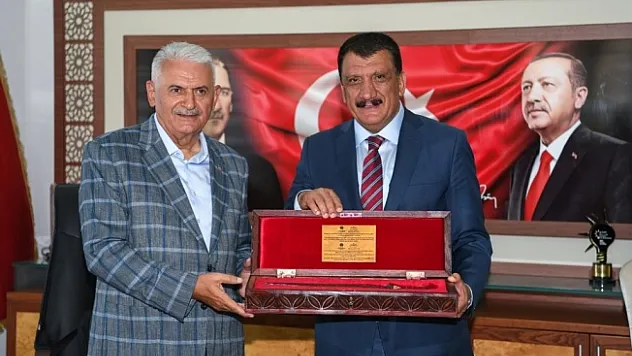 Binali Yıldırım'dan Büyükşehirin hizmetlerine övgü
