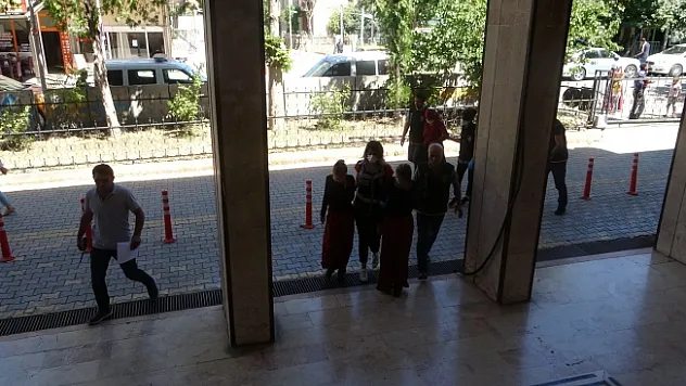 Bohçacı süsü ile hırsızlık yapan kadınlar tutuklandı