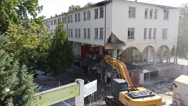 Eski kaymakamlık binasının yıkımına başlandı