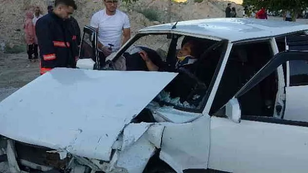 İki otomobilin karıştığı kazada can pazarı!
