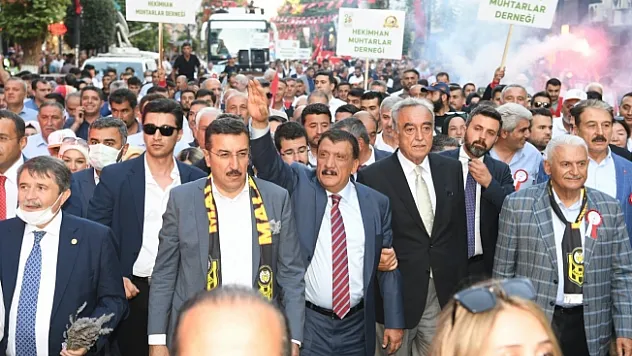 Kayısı festivali kortej yürüyüşü ile başladı