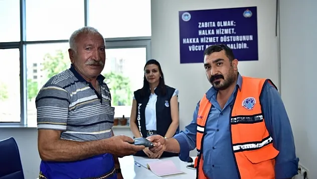 Temizlik personelinden örnek davranış! Cüzdanı teslim etti