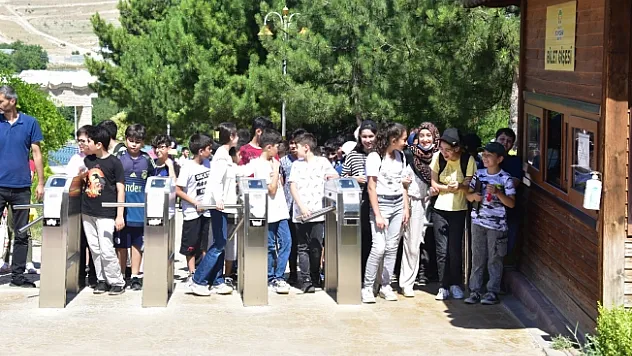 Yaz Okulu öğrencileri hayvanat bahçesini gezdi