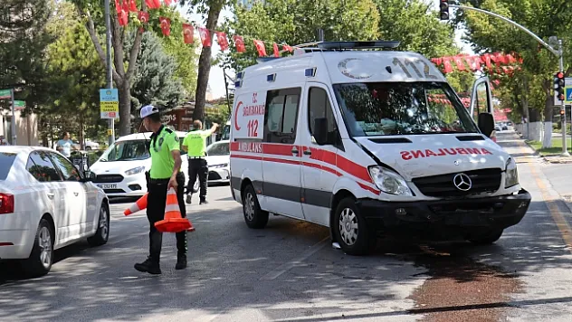 Ambulansla otomobil çarpıştı: 1 yaralı