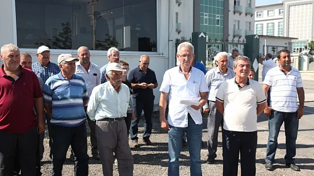Çiftçiler DSİ'nin önünde eylem yaptı