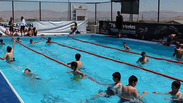 Çocuklar, portatif havuzla hem yüzme öğreniyor hem de serinliyor