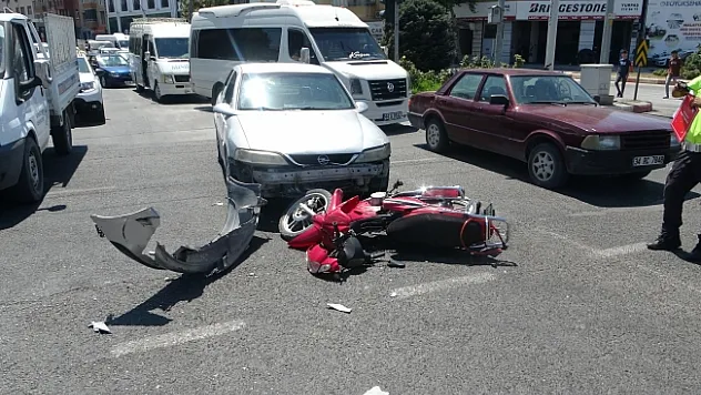 Otomobille çarpışan motosiklet sürücüsü yaralandı