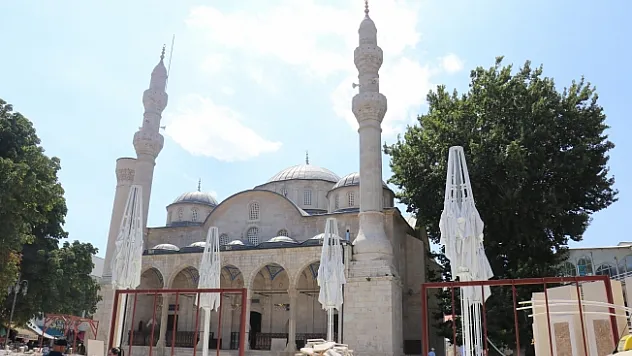 Tarihi cami avlusunda yapılan beton bloklar kaldırıldı