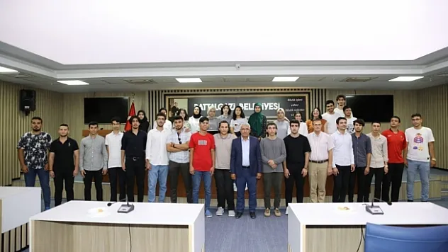 YKS'de başarılı öğrenciler ödüllendirdi