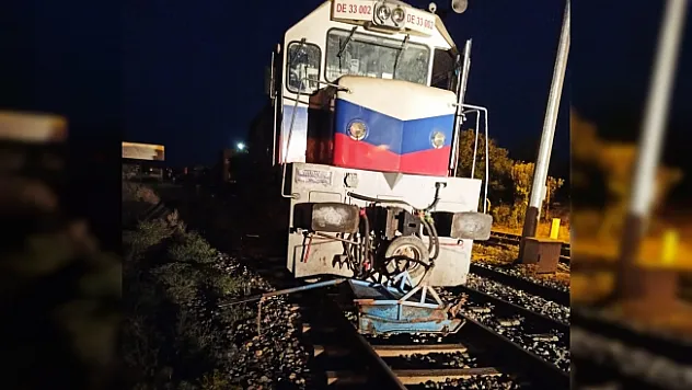 Yük treni hemzemin geçitte eşek arabasına çarptı: 1 ağır yaralı
