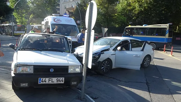 İki otomobil çarpıştı: 1 yaralı