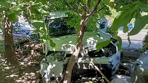 Kontrolden çıkan otomobil öğrencilerin arasına daldı