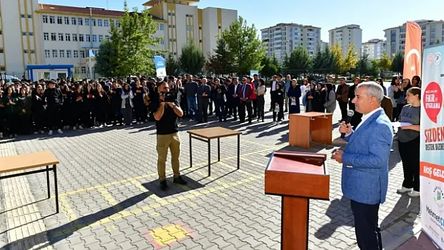 Başkan Çınar, öğrencilerin proje tanıtım etkinliğine katıldı